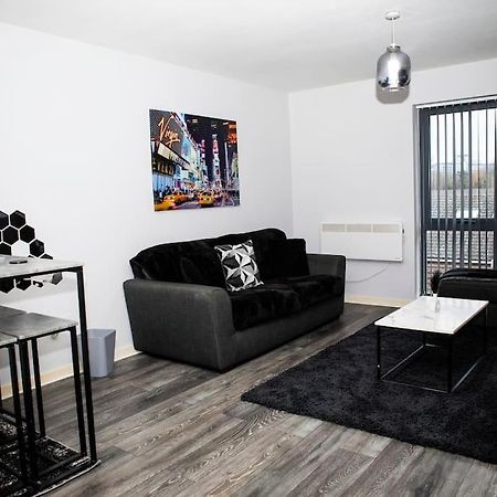 Stylish Two-Bedroom Salford Quays Apartment Mánchester Exterior foto