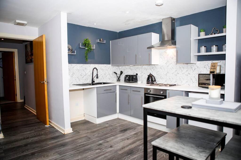 Stylish Two-Bedroom Salford Quays Apartment Mánchester Exterior foto