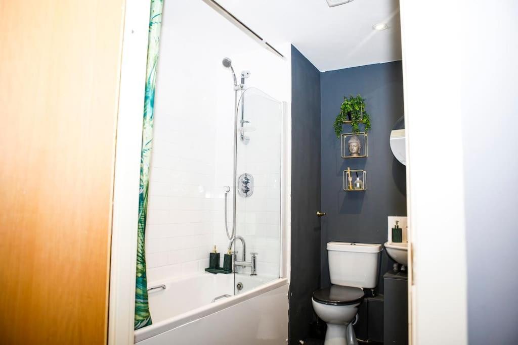 Stylish Two-Bedroom Salford Quays Apartment Mánchester Exterior foto