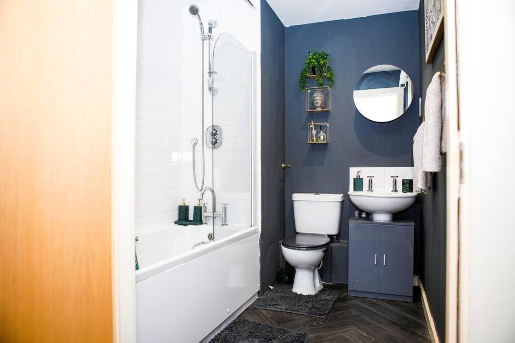 Stylish Two-Bedroom Salford Quays Apartment Mánchester Exterior foto