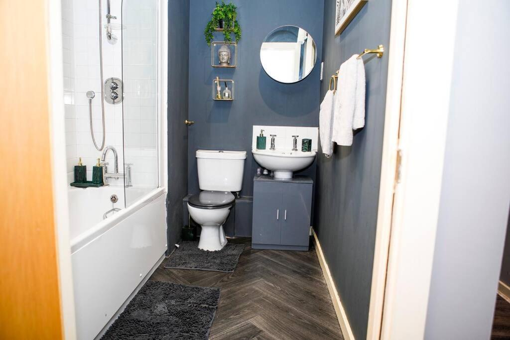 Stylish Two-Bedroom Salford Quays Apartment Mánchester Exterior foto