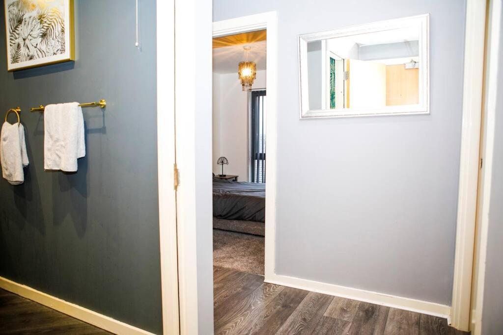 Stylish Two-Bedroom Salford Quays Apartment Mánchester Exterior foto