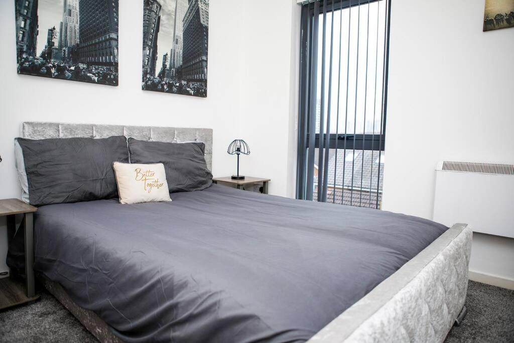 Stylish Two-Bedroom Salford Quays Apartment Mánchester Exterior foto