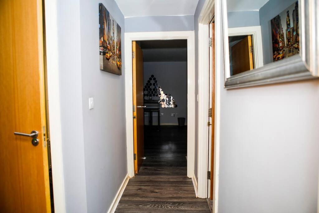 Stylish Two-Bedroom Salford Quays Apartment Mánchester Exterior foto