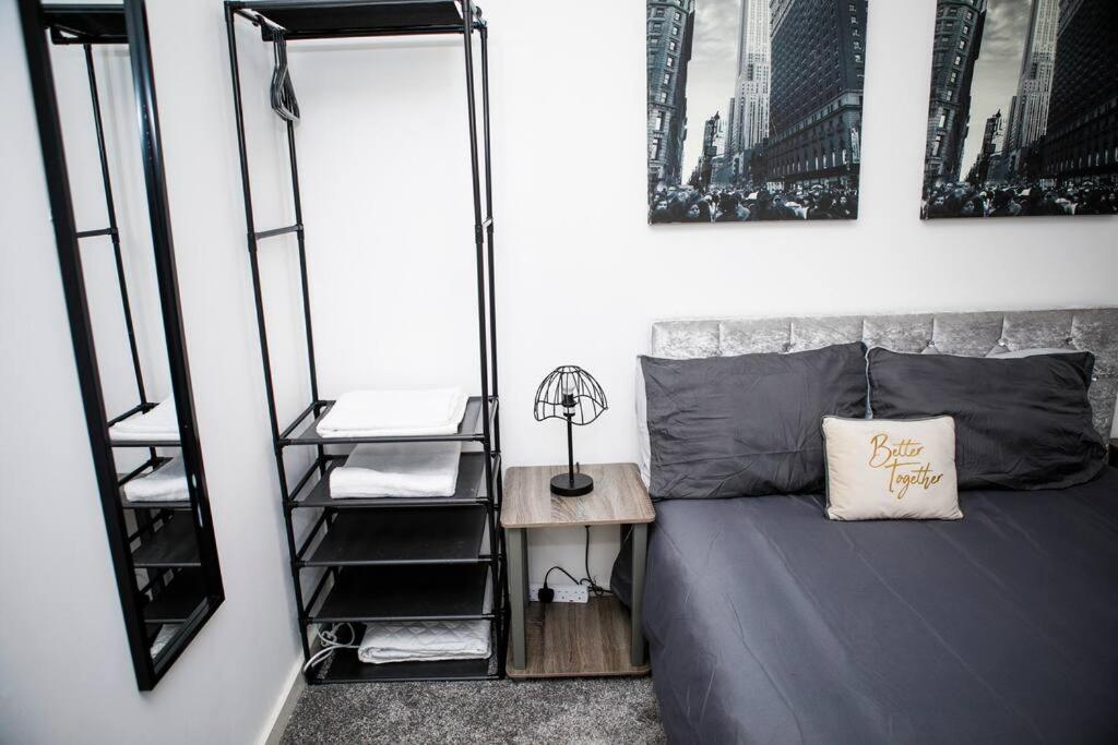 Stylish Two-Bedroom Salford Quays Apartment Mánchester Exterior foto
