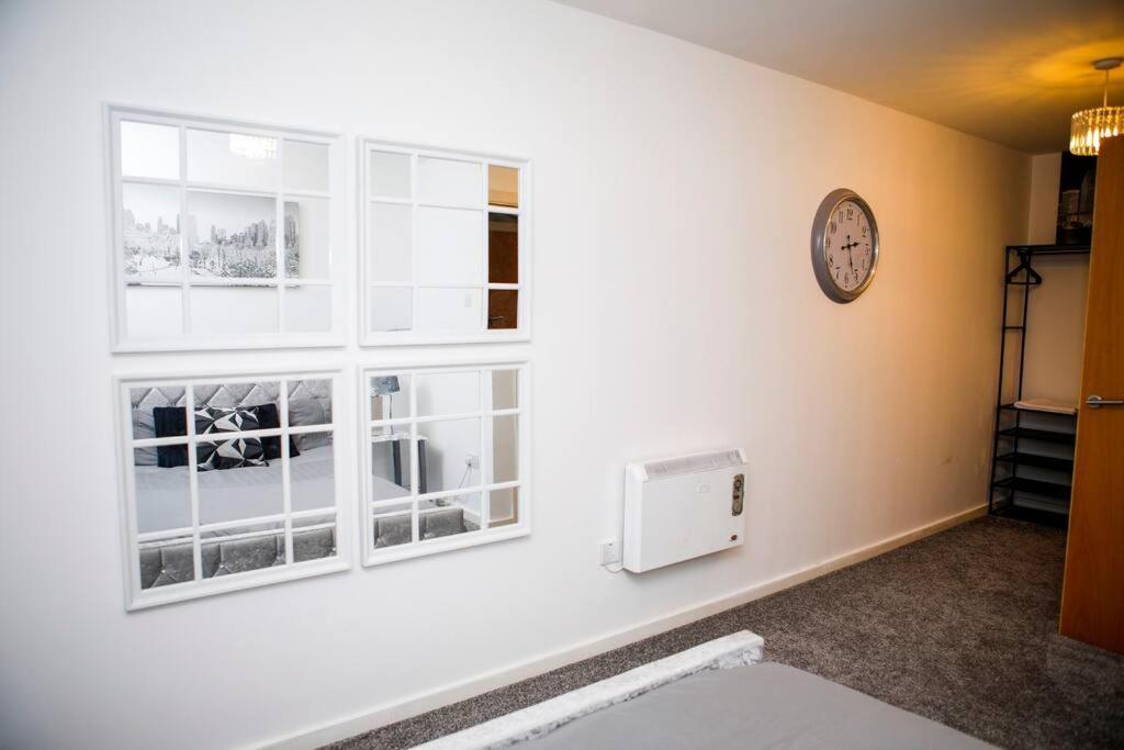 Stylish Two-Bedroom Salford Quays Apartment Mánchester Exterior foto
