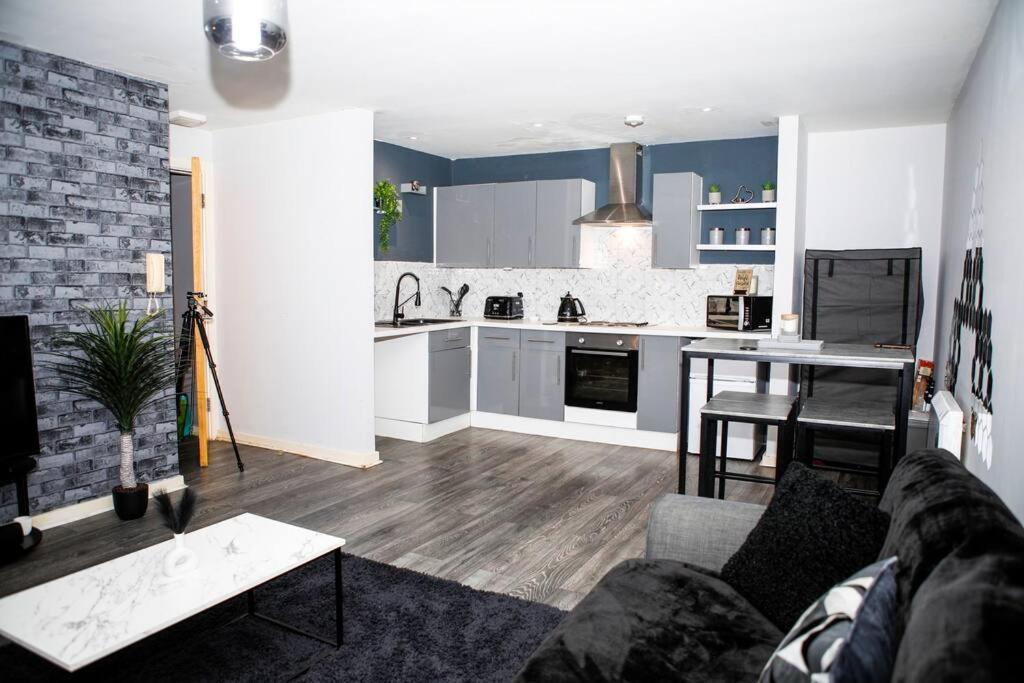 Stylish Two-Bedroom Salford Quays Apartment Mánchester Exterior foto