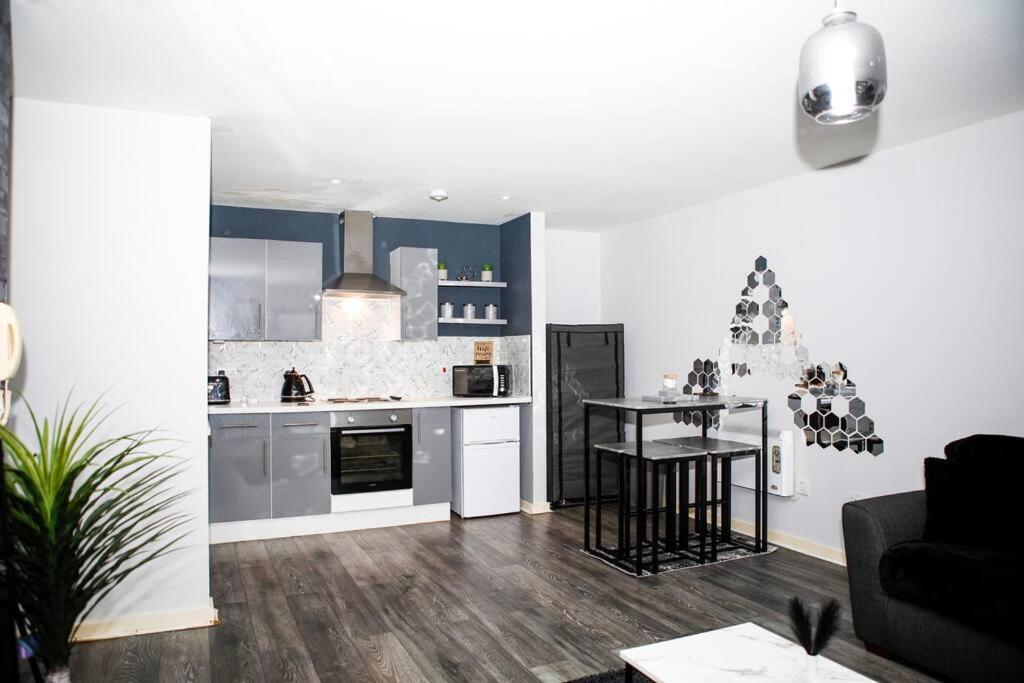 Stylish Two-Bedroom Salford Quays Apartment Mánchester Exterior foto