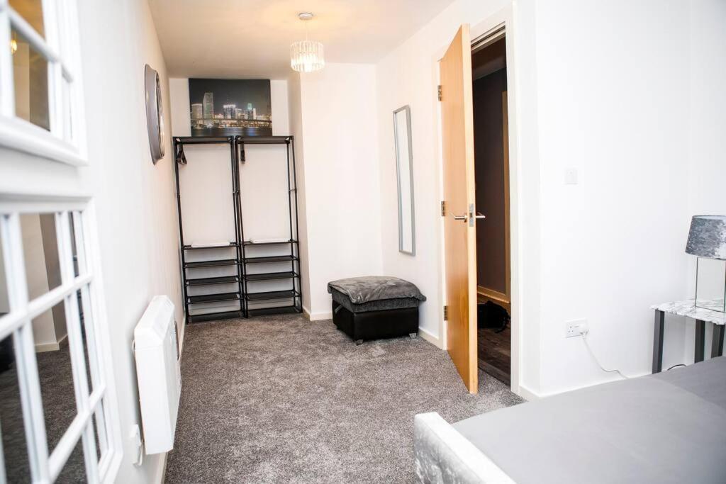 Stylish Two-Bedroom Salford Quays Apartment Mánchester Exterior foto