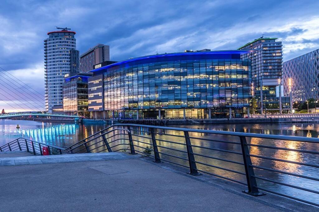 Stylish Two-Bedroom Salford Quays Apartment Mánchester Exterior foto