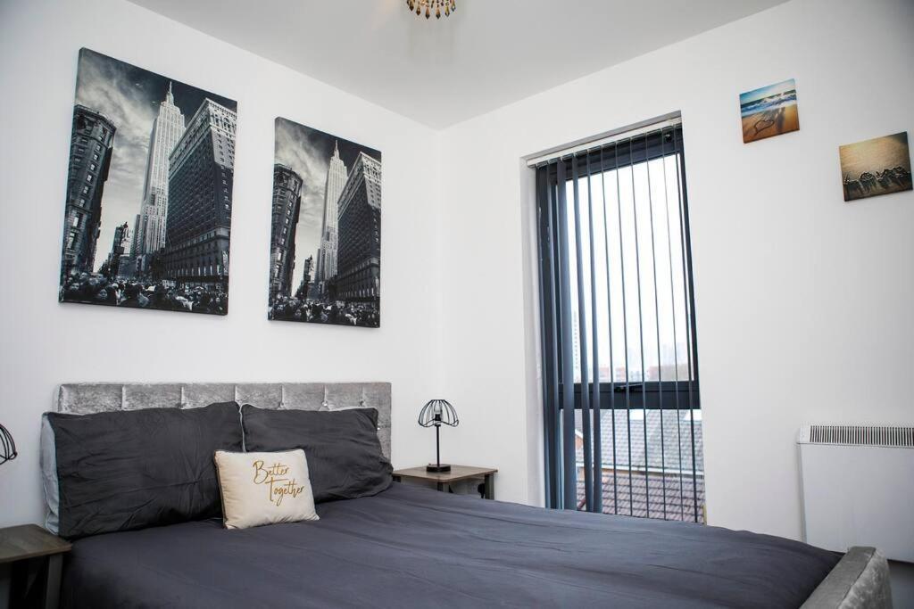 Stylish Two-Bedroom Salford Quays Apartment Mánchester Exterior foto