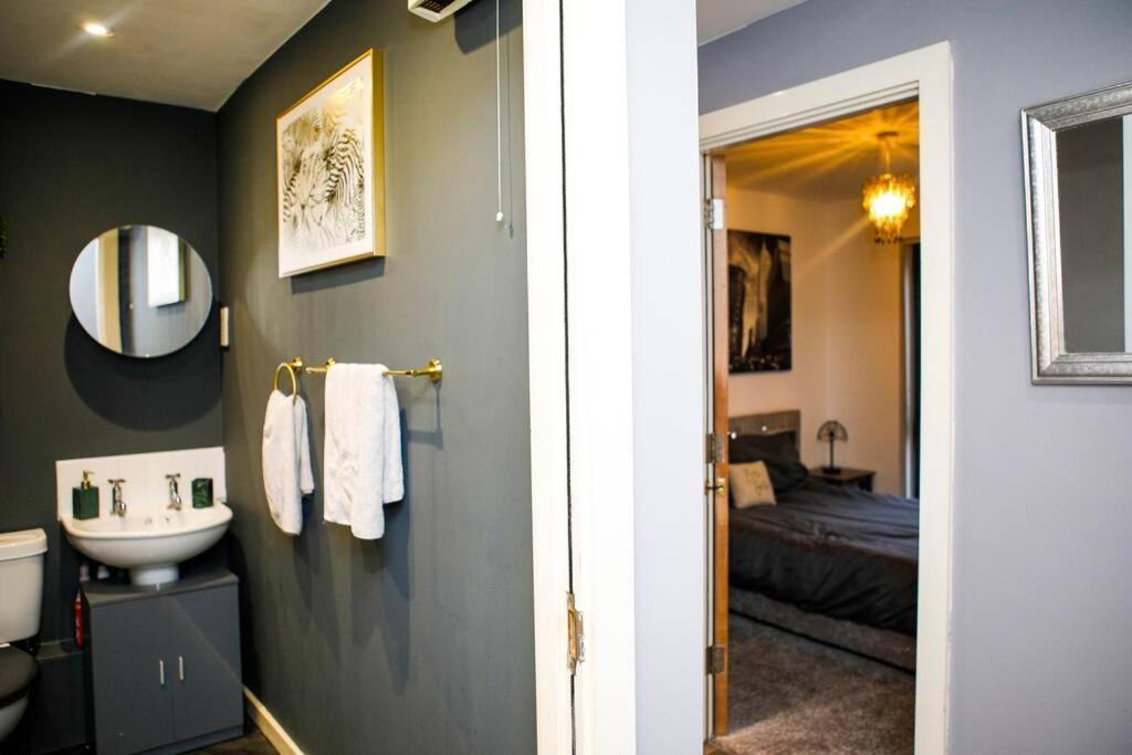 Stylish Two-Bedroom Salford Quays Apartment Mánchester Exterior foto