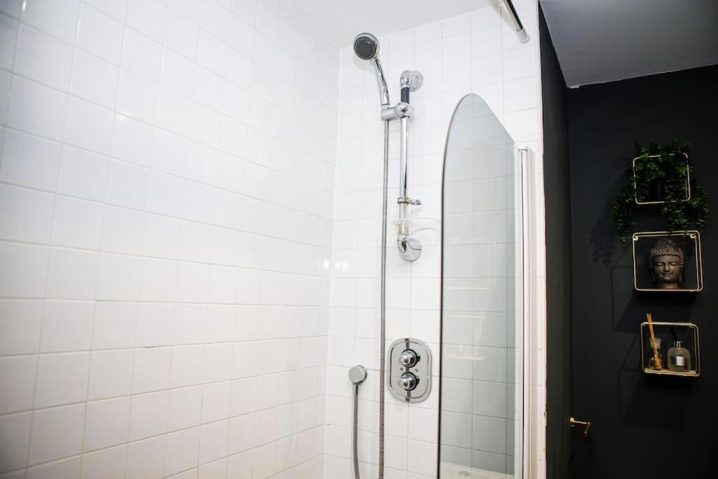 Stylish Two-Bedroom Salford Quays Apartment Mánchester Exterior foto