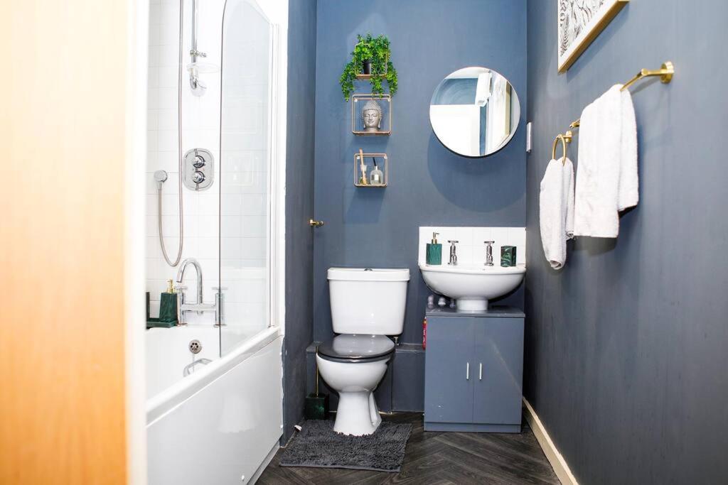 Stylish Two-Bedroom Salford Quays Apartment Mánchester Exterior foto