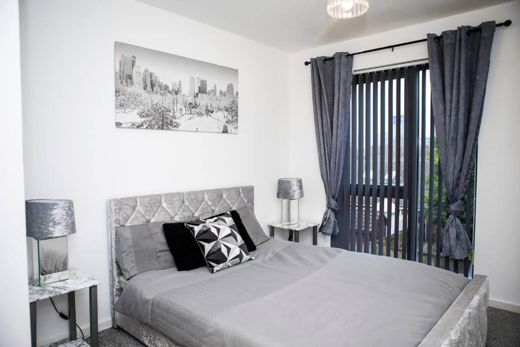 Stylish Two-Bedroom Salford Quays Apartment Mánchester Exterior foto
